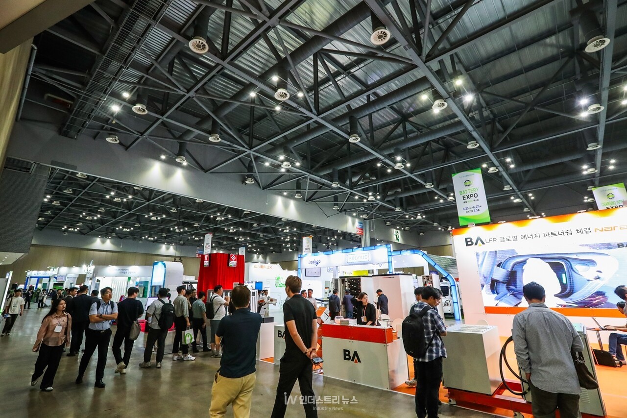 오는 11월 5일부터 7일까지 사흘간 고양 킨텍스 제1전시장에서 ‘솔라아시아(Solar Asia) 2025’가 개최된다. 사진은 지난해 개최된 ‘2024 세계 태양에너지 엑스포’ 전경. [사진=인더스트리뉴스]