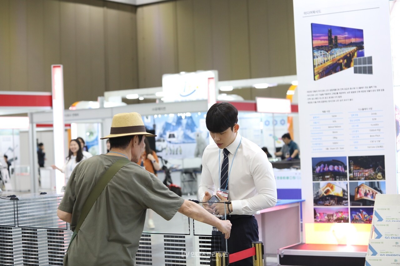 ‘솔라아시아 2025’에서는 모듈, 인버터, 구조물 등 태양광산업의 핵심 설비뿐만 아니라 RE100 대응 솔루션, 건물일체형태양광(BIPV), 산업단지 태양광 시스템 등 고부가가치 분야 전문 솔루션이 대거 공개된다. [사진=인더스트리뉴스]<br>
