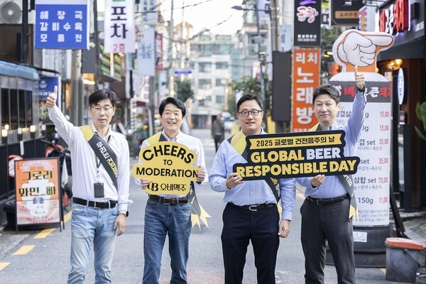 '글로벌 건전음주의 날'을 맞아 오비맥주 김병훈 영업 부사장(왼쪽 두 번째)과 오비맥주 구자범 수석 부사장(왼쪽 세 번째)이 13일 서울 잠실 상권 거리에서 건전음주 캠페인을 펼치고 있다./사진=오비맥주