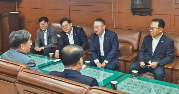 정진완 우리은행장(맞은편 왼쪽에서 세번째)이 지난 10일 연휴 첫 일정으로 남대문시장 및 시장상인회를 방문해 소상공인의 어려움을 청취하고, 은행의 맞춤형 지원 방안을 함께 논의하고 있다/ 사진 = 우리은행<br>