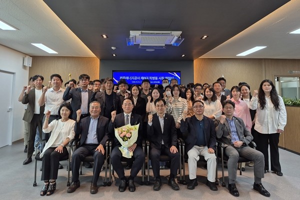 제주에너지공사 제6대 최명동 사장과 임직원이 취임식에서 기념촬영을 하고 있다. [사진=제주에너지공사]