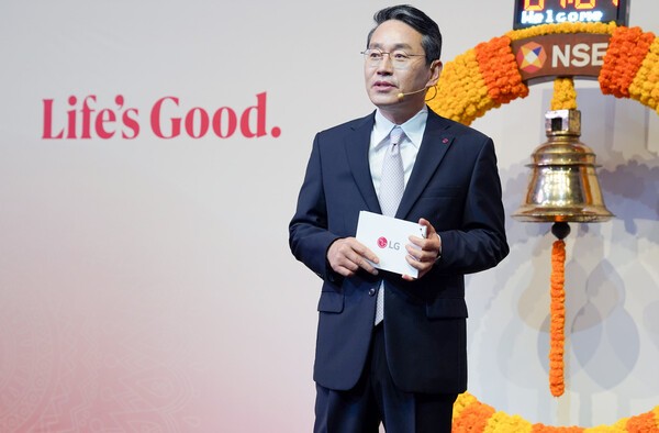 인도 뭄바이 국립증권거래소에서 14일(현지시간) 열린 LG전자 인도법인 상장식에서 LG전자 조주완 CEO가 인사말을 하고 있다./사진=LG전자 <br>