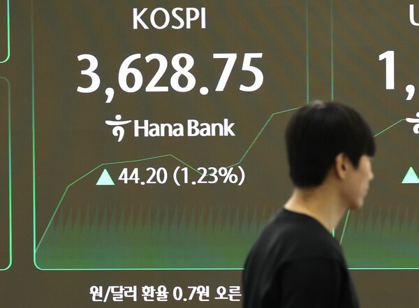 코스피가 장중 사상 최고치를 경신한 14일 오전 서울 중구 하나은행 딜링룸 전광판에 코스피가 3628.75로 표시돼 있다./ 사진=연합뉴스&nbsp;<br><br>
