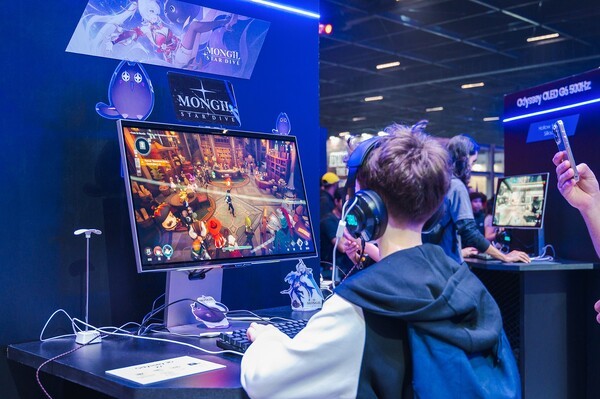 12일 브라질 상파울루에서 열린 브라질게임쇼에서 관람객이 넷마블의 신작 몬길:STAR DIVE를 즐기고 있다./사진=넷마블