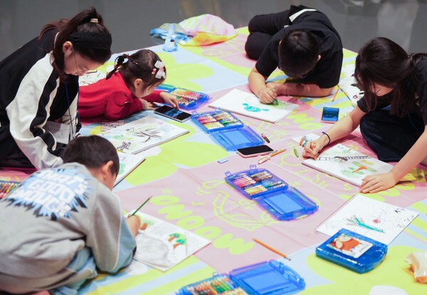 LG유플러스는 소아암 환아와 가족 86명에게 휴식과 추억을 선물하기 위해 지난 13일 경기 광주시 화담숲에서 사생대회를 열었다. 사생대회에 참여한 소아암 환아들이 그림을 그리고 있다./사진=LG유플러스