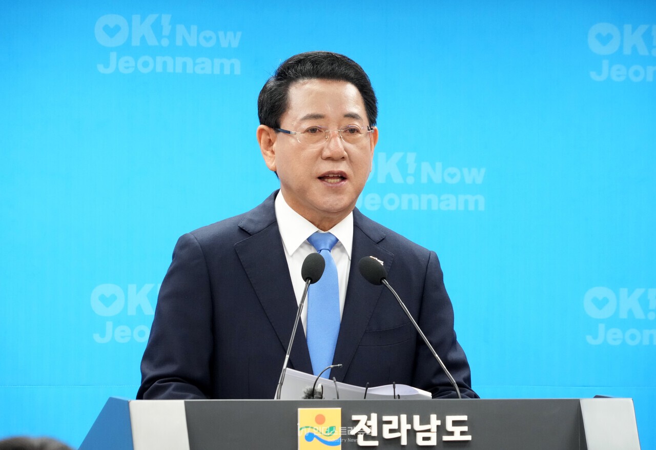 김영록 전라남도지사. 사진은 지난 2일 도청 브리핑룸에서 오픈AI와 SK 합작 글로벌 AI 데이터센터 투자 환영문을 발표하는 모습 [사진=전라남도]