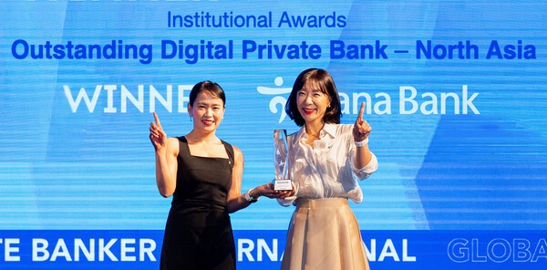 지난 9일(현지시각) 싱가포르에서 개최된 ‘제35회 글로벌 PB어워드’에서 이준순 하나은행 Gold PB부장(왼쪽)과 박신정 VIP PB부장이 상패를 함께 들어보이며 활짝 웃고 있다./ 사진 = 하나은행