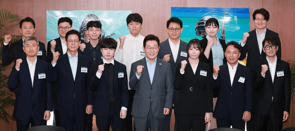 이재명 대통령이 15일 서울 성수동 펍지성수에서 열린 k-게임 간담회에 앞서 게임업체 CEO들과 화이팅을 외치고 있다. (앞줄 왼쪽부터) 스마일게이트홀딩스 성준호 대표, 넥슨코리아 김정욱 대표, 노태영 e스포츠 선수, 이재명 대통령, 김지안 게임인재원 학생, 김택진 엔씨소프트 대표, 김창한 크래프톤 대표./사진=대통령실 통신기자단