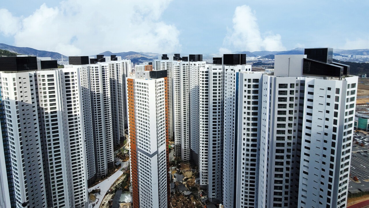 경남 김해시 소재 아파트 단지에 에스지에너지 BIPV 모듈이 적용된 모습 [사진=에스지에너지]<br>