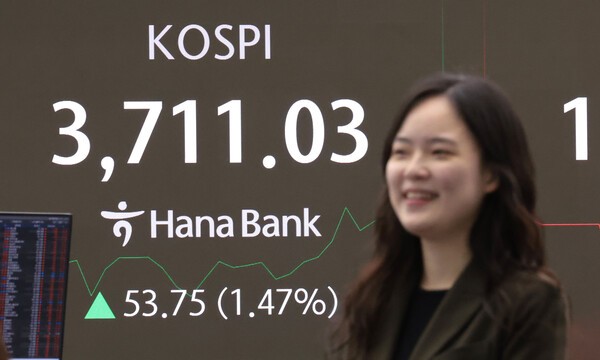16일 서울 중구 하나은행 딜링룸 현황판에 코스피 지수 등이 표시되고 있다. 이날 코스피 지수는 전 거래일 대비 18.54포인트(0.51%) 오른 3675.82에, 코스닥은 2.10포인트(0.24%) 오른 866.82에 개장했다./ 사진 = 연합뉴스&nbsp;<br>