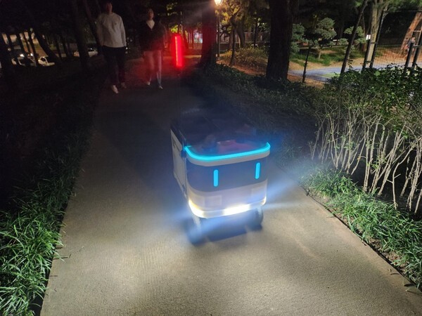 AI 자율주행 로봇이 공원을 돌며 야간순찰 활동을 펼치고 있다./사진=강서구청