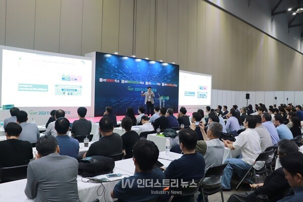 오는 11월 5일부터 7일까지 고양 킨텍스 제1전시장에서 ‘탄소중립산업포럼(Carbon Neutral Industry Forum)’이 개최된다. 사진은 지난해 개최된&nbsp;‘2024 탄소중립산업포럼’ 현장 [사진=인더스트리뉴스]