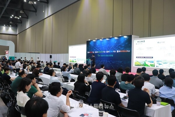 2025 탄소중립산업포럼은 ‘솔라아시아’와 ‘배터리아시아쇼’ 등 주요 전시회를 비롯해 △한국전지학회추계학술대회 △PV_PPA코리아 △PV월드포럼 △K-BIAPV 등 다양한 부대행사와 함께 개최된다. [사진=인더스트리뉴스]<br>