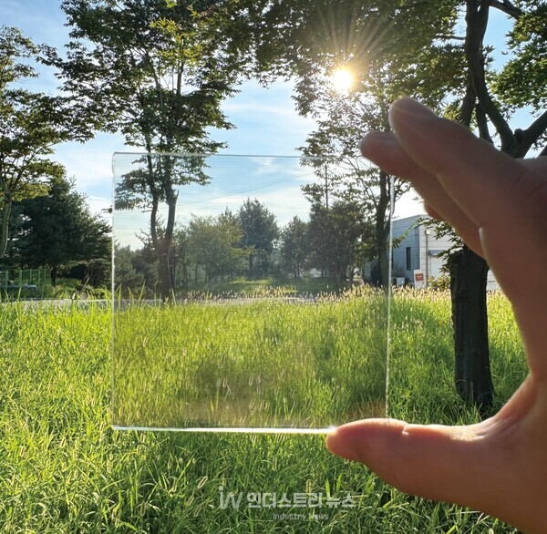 지난 9월 KS인증을 획득한 투광형 박막 태양전지. 일반적인 유리와 거의 차이가 없는 모습이다. [사진=메카로에너지]<br>