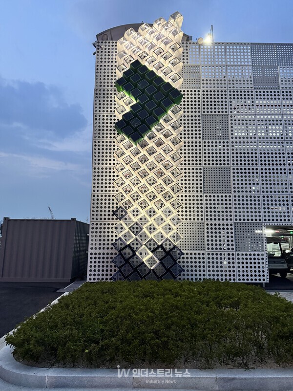 HD현대건설기계 울산공장 외벽에 실증 설치된&nbsp;3D 프린팅 융합 태양광 모듈 [사진=한국동서발전]<br>