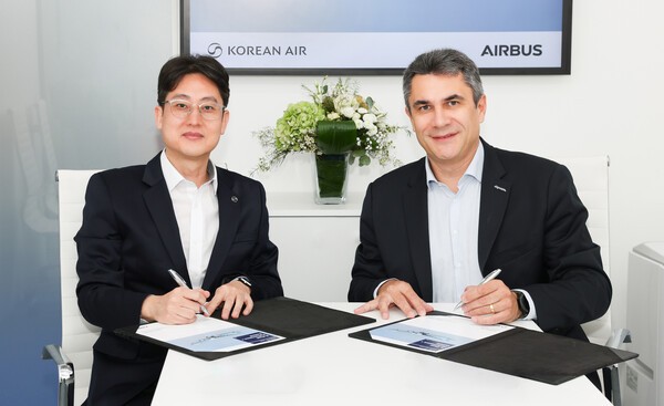 영국 런던에서 16일(현지시간) 개최된 2025 MRO 유럽 현장에서 대한항공 오종훈 예지정비팀장(왼쪽), 에어버스 파브리스 비용 디지털 서비스 성장·혁신 책임자가 '스카이와이즈 플리트 퍼포먼스 플러스 도입을 위한 계약'을 체결한 뒤 포즈를 취하고 있다./사진=대한항공