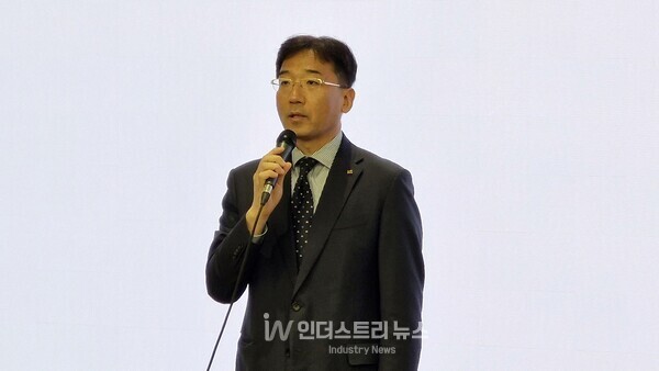 KT는 무단 소액결제와 관련해 서울 종로구 KT 광화문 사옥에서 기자브리핑을 열었다. 서창석 KT 네트워크부문장(부사장)이 관련 내용을 발표하고 있다./사진=서영길 기자