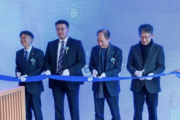 SPC그룹 경영진 등이 파리바게뜨 몽골 1호점 '자이산스퀘어점' 오픈을 기념해 지난 17일 테이프 커팅식을 하고 있다. (왼쪽부터) 최진원 주몽골 대한민국 대사, 문흐바드랄 다쉬덴데브 몽골 패스트리 코프 대표, 유승환 파리바게뜨 중국사업본부장, 이민철 SPC그룹 전무./사진=SPC그룹<br>