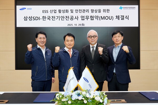 지난 20일 삼성SDI 기흥사업장에서 열린 'ESS 등 배터리 관련 산업 발전을 위한 업무협약'에서 최주선 삼성SDI 대표이사 사장과 남화영 한국전기안전공사 사장이 협약 체결후 관계자들과 포즈를 취하고 있다. (왼쪽부터) 김성주 전기안전공사 기술이사, 남화영 전기안전공사 사장, 최주선 삼성SDI 대표이사 사장, 박진 삼성SDI 중대형사업부장 부사장./사진=삼성SDI