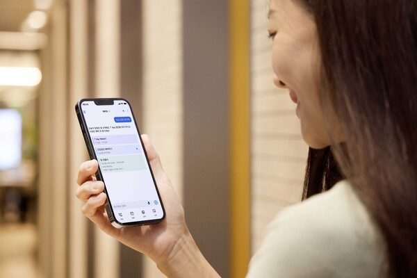 SK텔레콤 인공지능(AI) 서비스 ‘에이닷’의 월간활성이용자수(MAU)가 1000만명을 돌파했다. SKT 모델이 에이닷 앱을 사용하고 있다./사진=SK텔레콤<br>