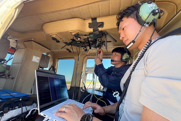KT가 국토교통부로부터 도심항공교통(UAM) 실증사업자 자격을 획득했으며, 이에 따라 KT는 인천 계양에서 청라까지 이어지는 아라뱃길 구간에서 K-UAM 그랜드챌린지 2단계 실증을 시행한다. KT 직원들이 인천 아라뱃길 구간에서 UAM의 주요 기술요소를 점검하고 있다./사진=KT