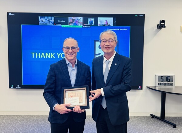 지난 16일 미국 메릴랜드주 록빌에 위치한 굿윌스토어 본사에서 임종룡 우리금융회장이&nbsp;스티븐 프레스턴 굿윌스토어 대표이사에게 대한천일은행 설립인가서 액자를 전달하고 있다/ 사진 = 우리금융그룹<br>