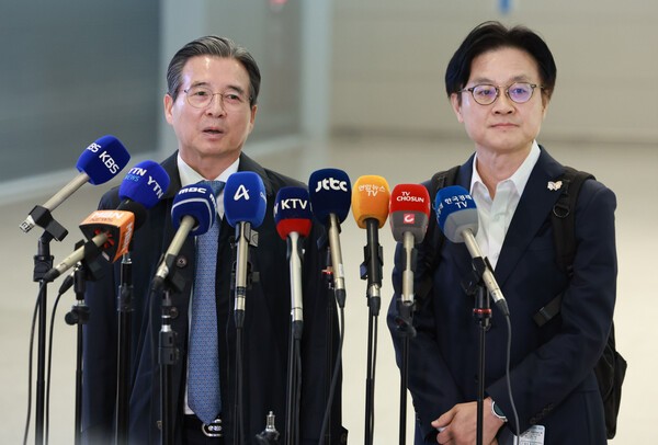 김용범 대통령실 정책실장(왼쪽)과 김정관 산업통상자원부 장관이 22일 한미 관세 협상 추가 논의를 위해 인천국제공항 제2여객터미널에서 미국 워싱턴DC로 출국하기에 앞서 발언하고 있다. /사진=연합뉴스