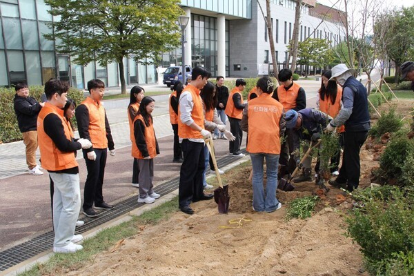 21일 한화손해보험과 연세대학교 임직원들이 21일 인천 연수구 연세대학교 국제캠퍼스에서 열린 ‘생태벚꽃길 조성' 행사에서 나무를 심고 있다/ 사진 = 한화손해보험