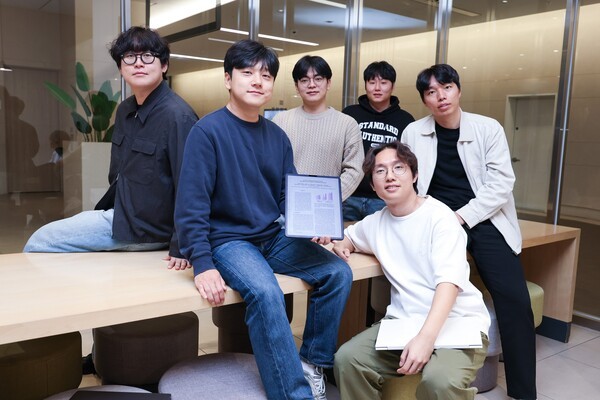 LG유플러스가 자체 개발한 생성형 AI 기술 ‘익시젠(ixi-GEN)’ 관련 논문이 세계 최고 수준의 자연어처리(NLP) 학회인 ‘EMNLP 2025’에 채택됐다. 이번 논문 집필에 참여한 LG유플러스 구성원들이 기념사진을 찍고 있다./사진=LG유플러스