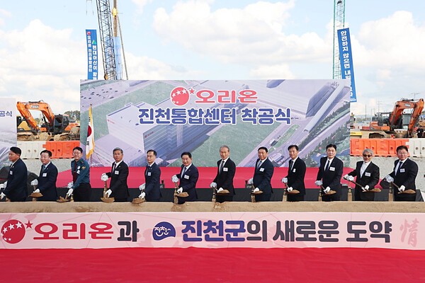 23일 충북 진천군 테크노폴리스 산업단지에서 거행된 ‘오리온 진천통합센터 착공식’ 현장 모습. (왼쪽 다섯번째부터) 이복원 충청북도 경제부지사, 송기섭 진천군수, 허인철 오리온그룹 부회장, 이승준 오리온 대표이사  등 관계자들이 착공식에서 기념사진 촬영을 하고 있다./사진=오리온