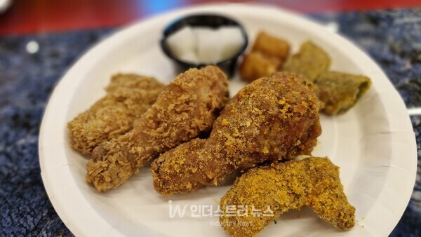 시식으로 나온 뿜치킹 닭다리·닭날개(오른쪽)와 황금올리브치킨 닭다리·닭날개 모습./사진=서영길 기자