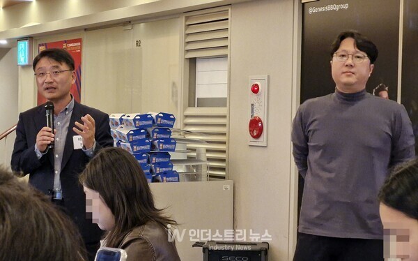 이동영 BBQ 전무(오른쪽)와 장낙훈 상품개발팀장이 기자들의 질문에 답변하고 있다./사진=서영길 기자<br>