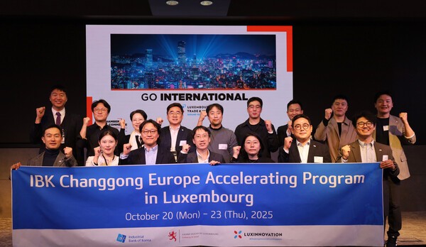 지난 21일 룩셈부르크 상공회의소에서 참여기업 관계자들이 IR 피칭 후 화이팅 포즈를 취하고 있다/ 사진 = IBK기업은행<br>