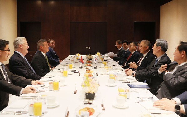 @ 류진 한국경제인협회 회장(오른쪽 3번째)이 24일 서울 용산구 그랜드 하얏트 서울에서 빌 리&nbsp;테네시&nbsp;주지사(왼쪽 3번째) 와 방한사절단을 초청해 조찬간담회를 하고 있다. /사진=한국경제인협회