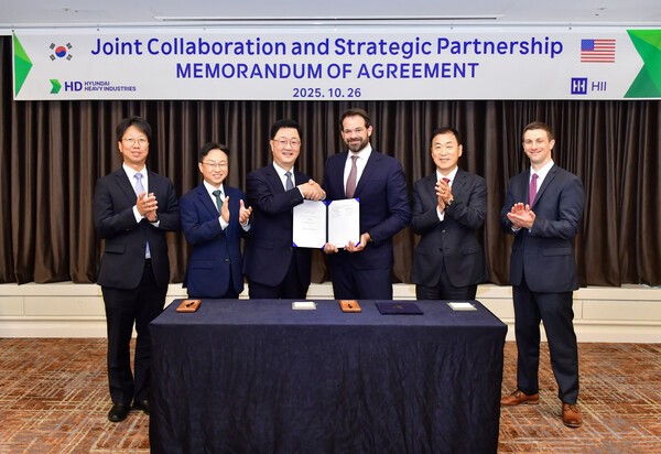 26일 경상북도 경주 라한셀렉트 호텔에서 열린 '상선 및 군함 설계·건조 협력에 관한 합의 각서 체결식에서 (왼쪽에서 세번째, 네번째) HD현대중공업 특수선사업부 주원호 사장과 헌팅턴 잉걸스 에릭 츄닝 전략 개발총괄 부사장이&nbsp; 합의각서를 들어보이고 있다./사진=HD현대중공업<br>