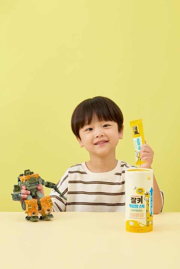 빙그레는&nbsp;성장기 어린이를 위한 키성장 건강기능식품 ‘잘키 키성장 스틱’을 전국 약국 체인인 온누리약국에 공식 입점시켰다./사진=빙그레<br>