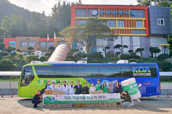 울릉도 천부초등학교에서 닥터자일리톨버스 캠페인을 기념해 의료진과 관계자들이 기념사진을 촬영하고 있다./사진=롯데웰푸드