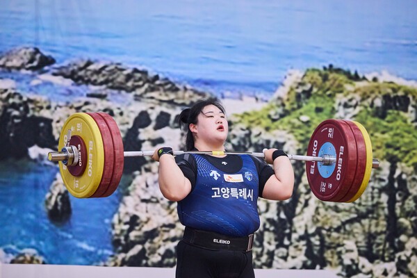 대회 3관왕에 오른 역도 박혜정 선수가 바벨을 들어올리고 있다./사진=SK텔레콤