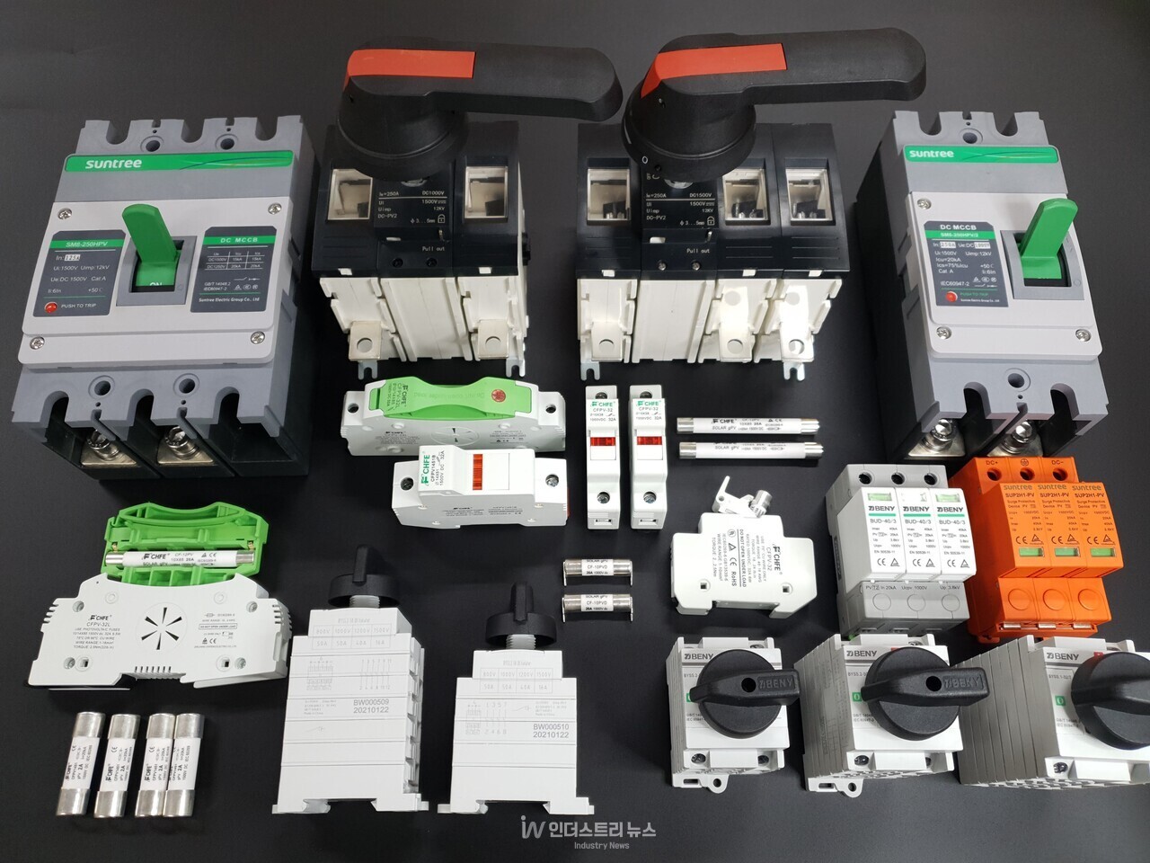 다이오드전자는&nbsp;‘솔라아시아 2025’에서&nbsp;△고전압·고전류 회로 보호 솔루션 ‘F-CHFE DC 퓨즈’ △낙뢰 및 과전압 보호를 위한 고신뢰성 솔루션 ‘WRDZ SPD(서지보호기)’ △태양광발전소, ESS, EV 충전 인프라에 최적화된 솔루션 ‘SUNTREE, Z BENY DC 차단기 및 개폐기’ 등을 선보인다. [사진=다이오드전자]