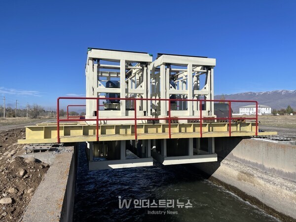 FlowX는 ‘흐름을 멈추지 않는 기술’이라는 점에서 기존 수력과 차별화되며, 수직축 구조와 수로형 설계를 결합해 낮은 수두와 유량에서도 발전이 가능하다. [사진=씨앤에이에너지]<br>