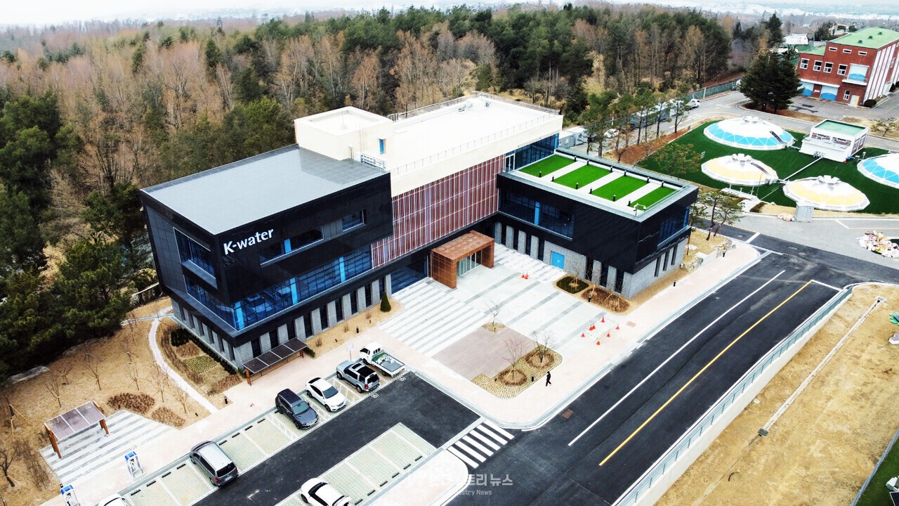 시흥정수장에 76kW 규모로 컬러 BIPV가 준공된 모습 [사진=에스지에너지]