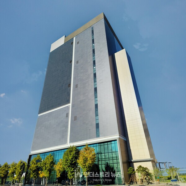 영등포DITTO데이터센터에 427kW 규모로 컬러 BIPV가 준공된 모습 [사진=에스지에너지]