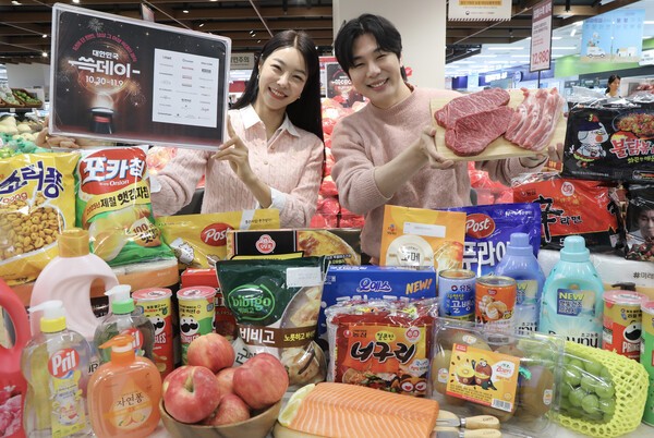 28일 오전 서울 이마트 용산점에서 모델들이 2025 쓱데이 할인행사 상품을 소개하고 있다./사진=이마트