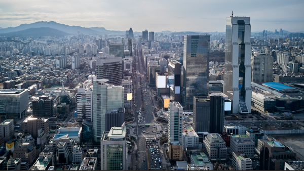 민간소비 증진에 수출도 선방하면서 증권가에서 내년 한국 경제성장률 전망치를 연이어 상향조정하고 있다. 사진은 서울 강남구 일대/ 사진= getty이미지