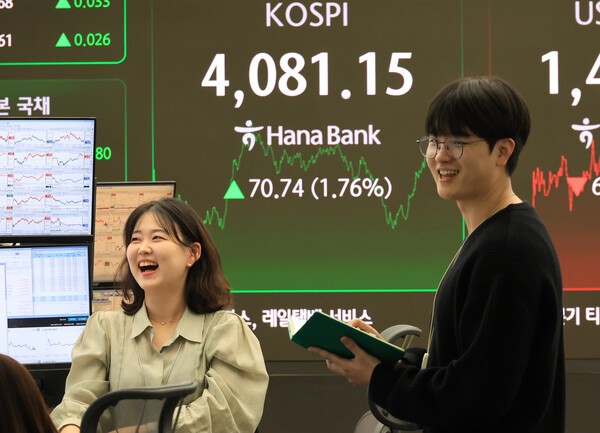 29일 서울 중구 하나은행 본점에서 직원들이 증시와 환율을 모니터하고 있다. 이날 코스피는 70.74p(1.76%) 오른 4081.15로 장을 마쳤다./ 사진 = 연합뉴스&nbsp;<br>