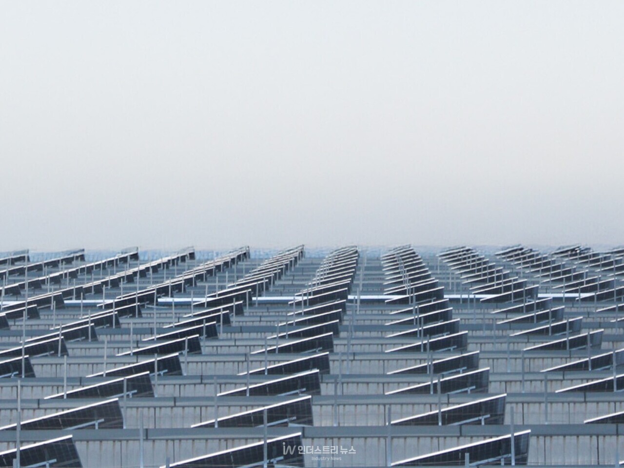 경기도 안성 소재 슬로우베드 매트리스 공장에 설치된 태양광 패널 [사진=슬로우베드]<br>