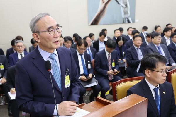 김영섭 KT 대표이사가 지난 29일 서울 여의도 국회 과학기술정보방송통신위원회에서 열린 과학기술정보통신부 등에 대한 종합감사에서 질의에 답하고 있다./사진=연합뉴스