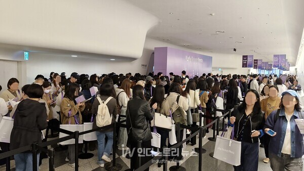 30일 오전 약간 쌀쌀한 날씨에도 컬리뷰티페스타가 열리는 전시장 입구에는 입장을 기다리는 방문객들로 크게 북적였다./사진=서영길 기자