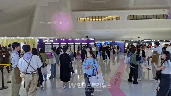 방문객들로 붐비는 전시장 내부 모습./사진=서영길 기자