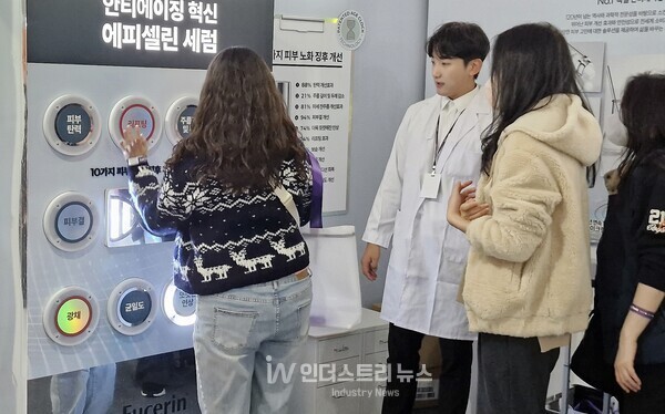 한 부스에 꾸려진 게임 공간에서 방문객들이 게임을 즐기고 있다./사진=서영길 기자